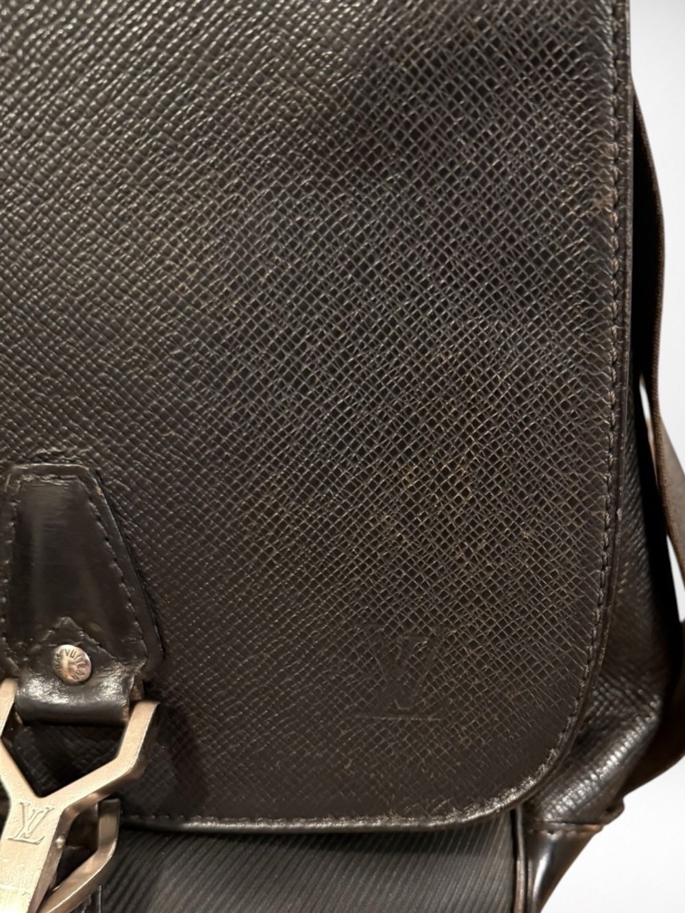 Louis Vuitton Taiga Dersou Messenger Bag Black Leather Crossbody Unisex - Picture 3 of 16
